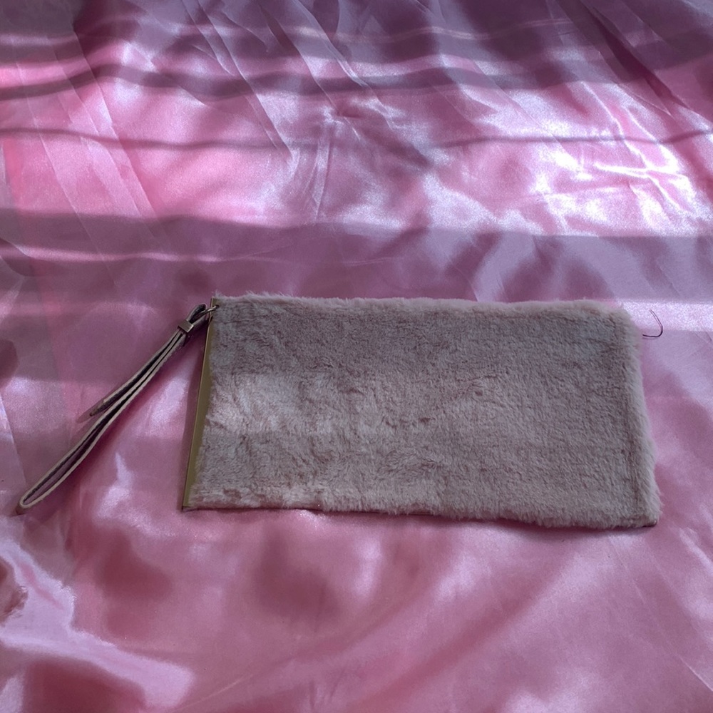 💖Fuzzy pink clutch purse💖